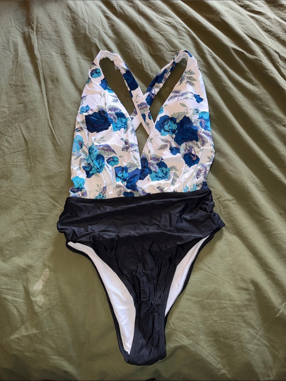 Cupshe women’s Sexy One-Piece Swimsuit